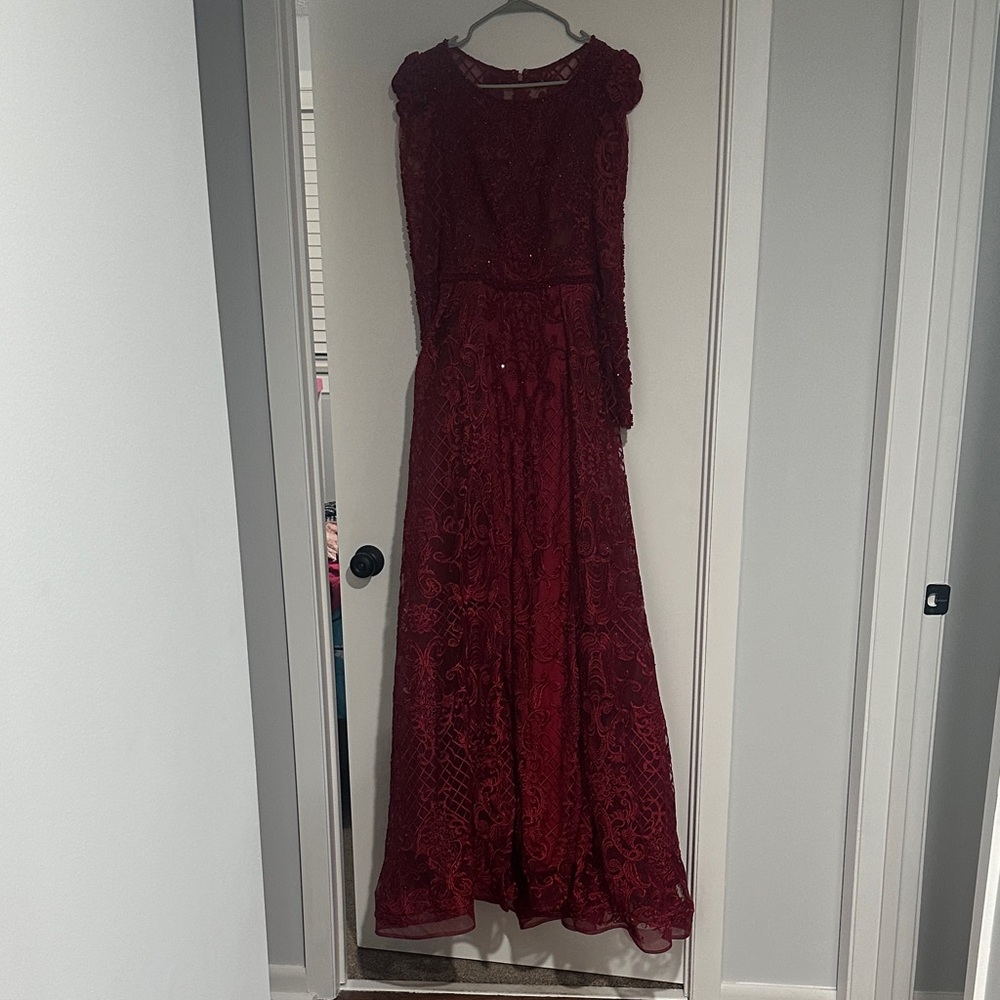 Elegant Burgundy Lace Evening Gown